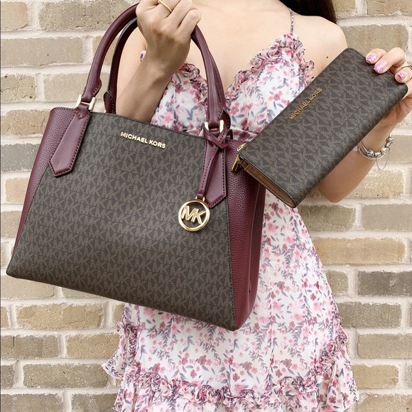 ‼️SALE‼️Michael Kors Large Bag Bundled with Wallet - Picture 2 of 7